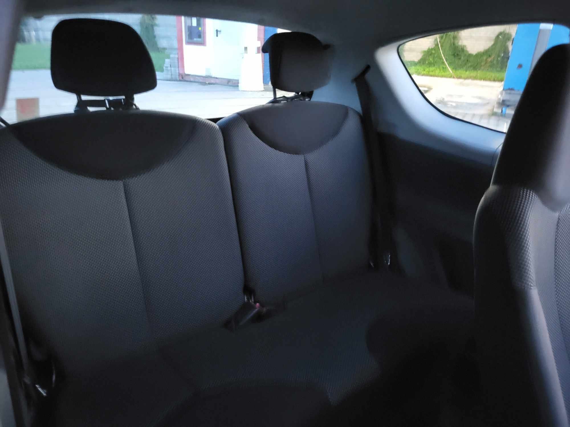 Toyota Aygo 1.0 2011 r. 87 tys. przebieg, 3-drzwiowe, klima
