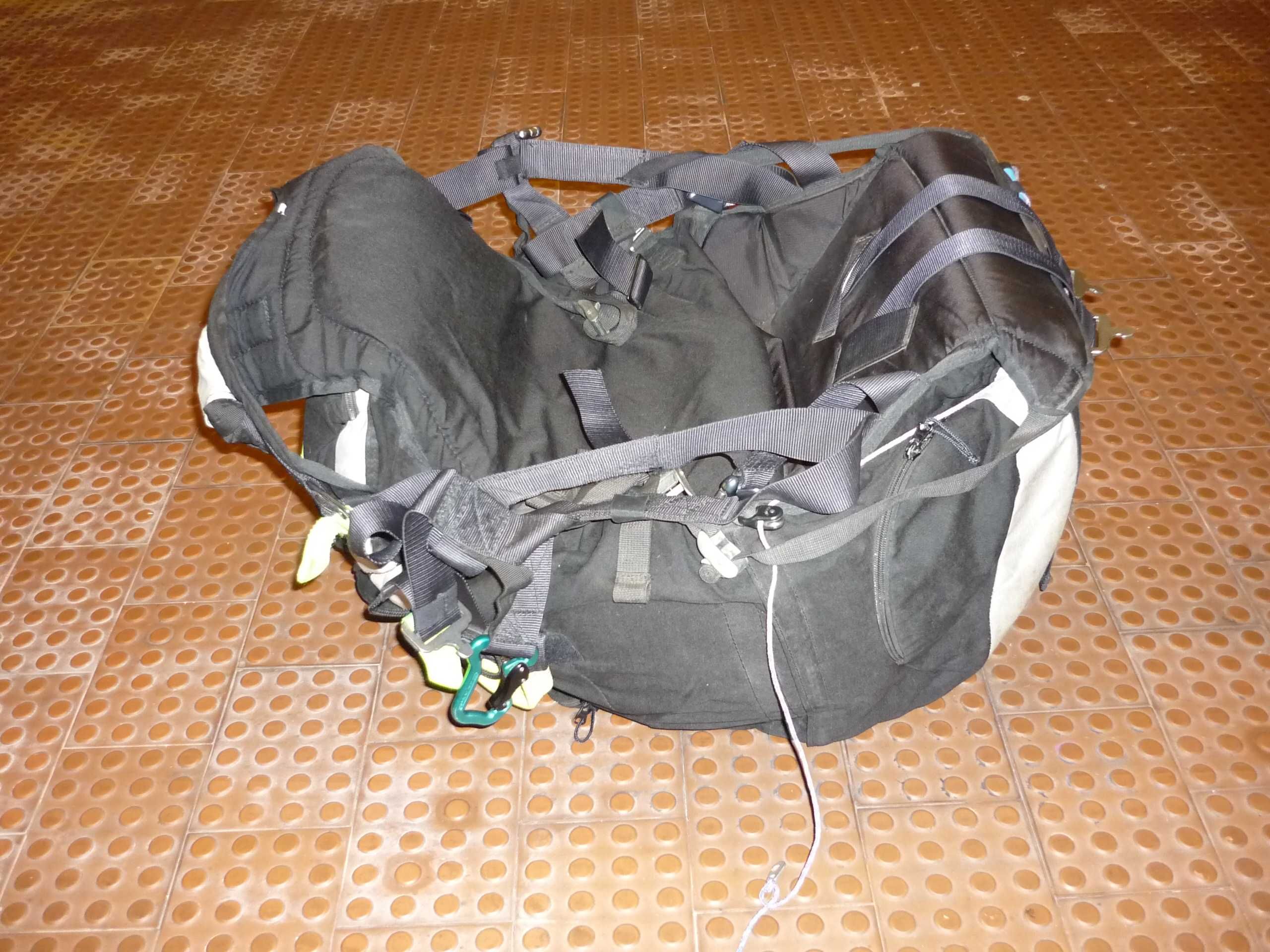 Vendo cadeira voo livre de parapente Paratech A3 páraquedas emergência