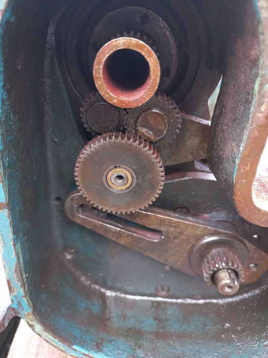 Передня бабка, гітара, станина.