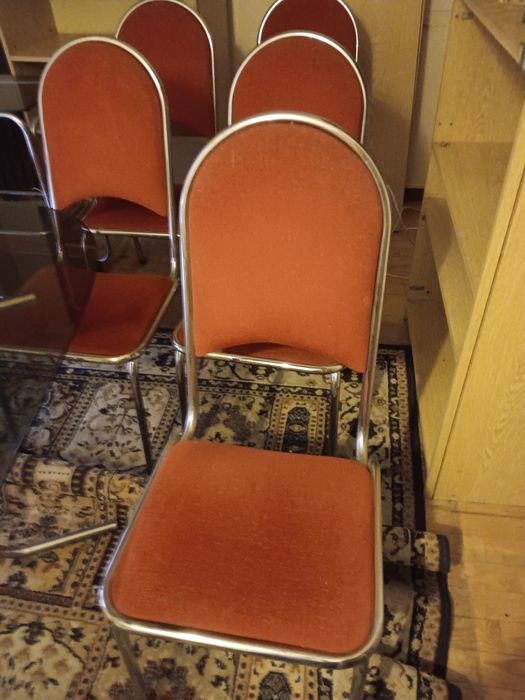 Sofá Cama ,mesa, 6 cadeiras e móvel em vidro