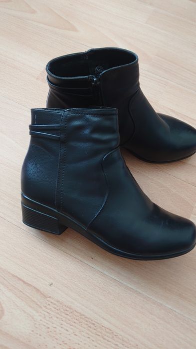 Продам женские ботинки
