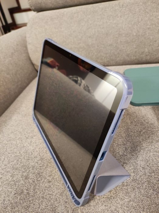 iPad 10 generacji z etui, 10.9", 2024 rok  64 GB pamięci plus szkło