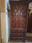 Roupeiro com duas portas e três gavetas