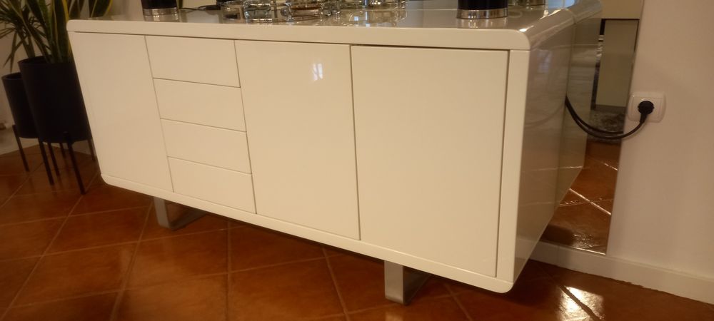 Aparador de sala de jantar branco brilhante