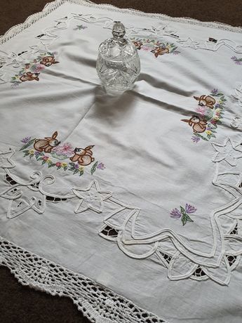 obrus szydełkowy  haftowany  zajączki do kolekcji
