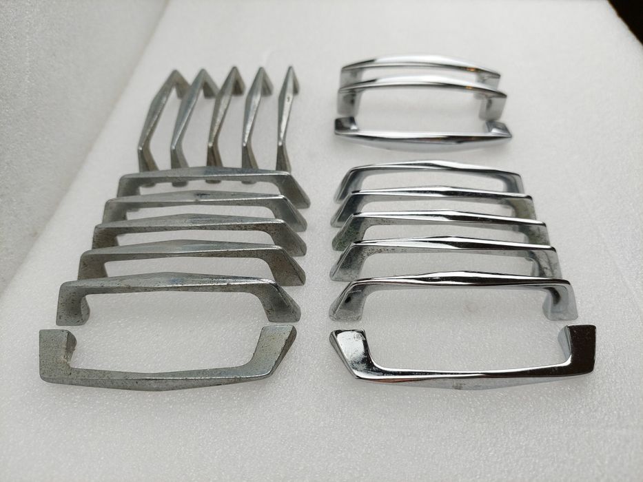 Srebrny metalowy uchwyt gałka meblowa