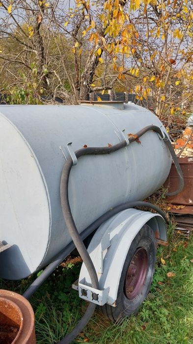 Бочка на 3.2т на колесах з насосом, хороший стан