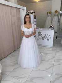 Biała suknia ślubna w idealnym stanie