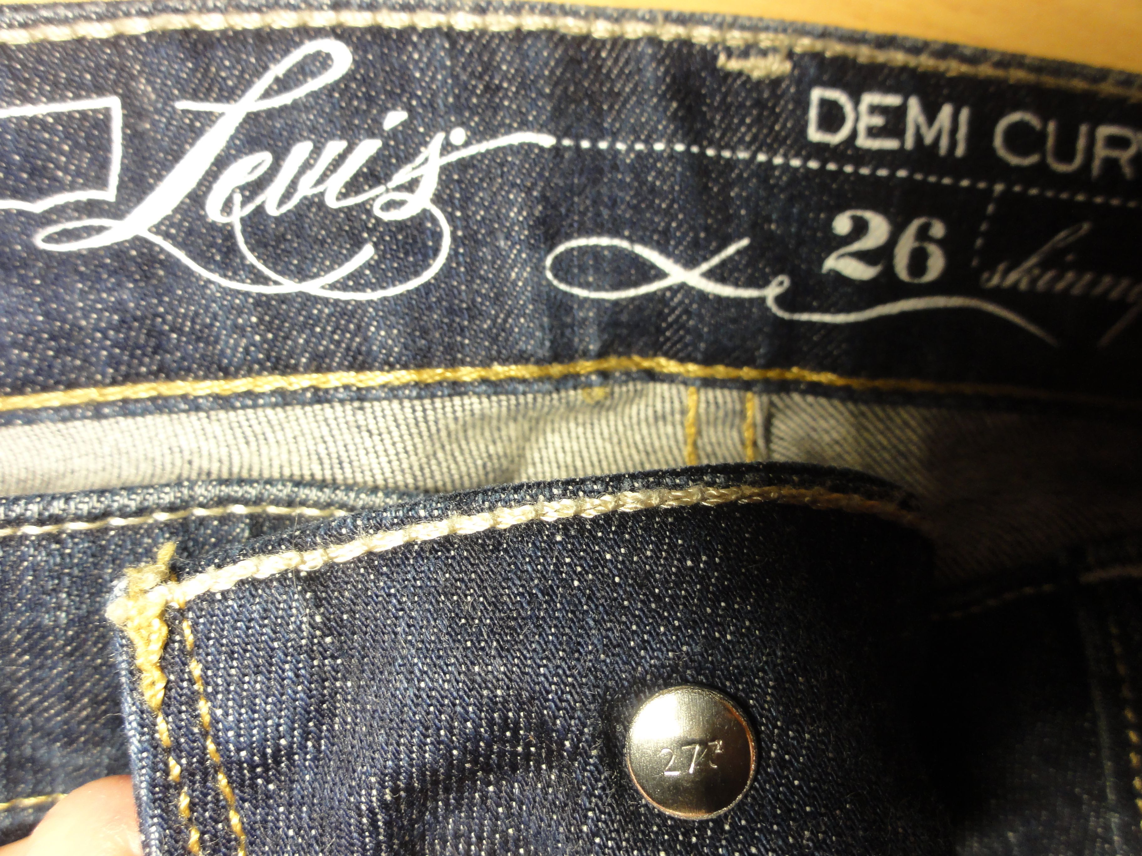 Джинсы LEVIS. Demi Curve.Действительно оригинал!Тренд-разклёшон!р.26