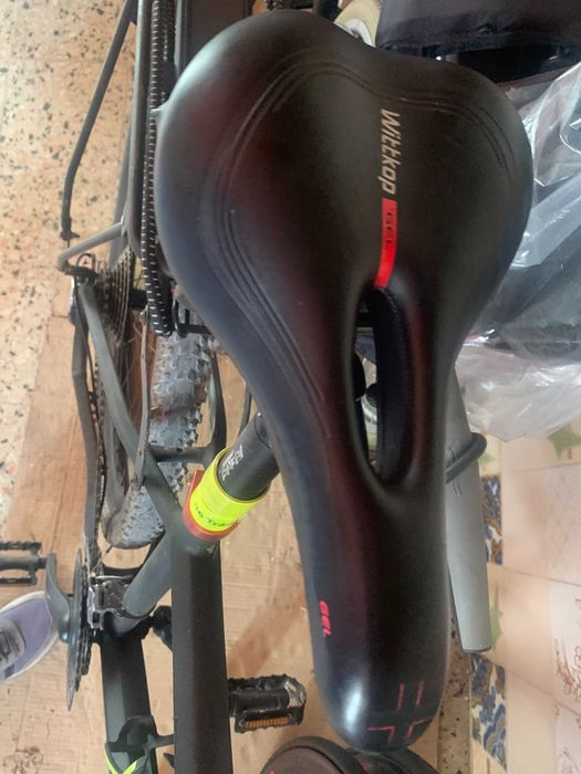 Bicicleta BTT com roda 27,5 com suporte de malas traseiro