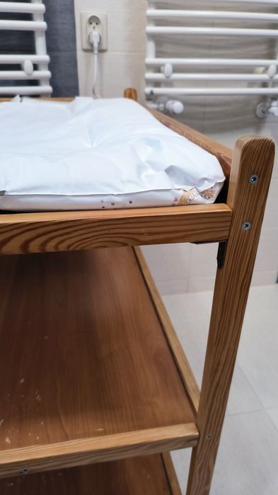 Przewijak drewniany z 2 półkami