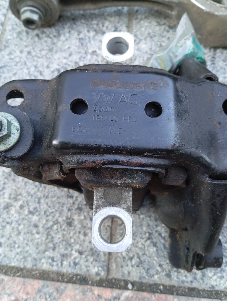 Подушка опора двигателя КПП Skoda Fabia 1 1.4 бензин 2000-2007г