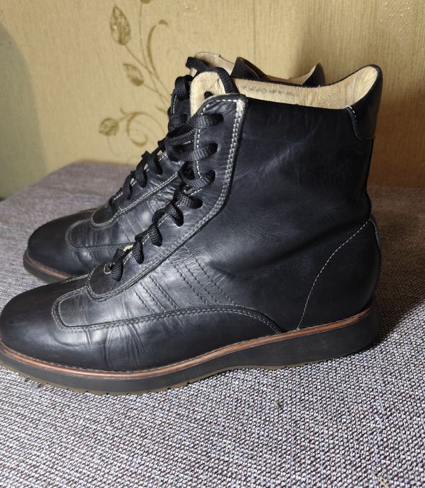 Жіночі шкіряні туфлі сапоги та чоловічі ботинки