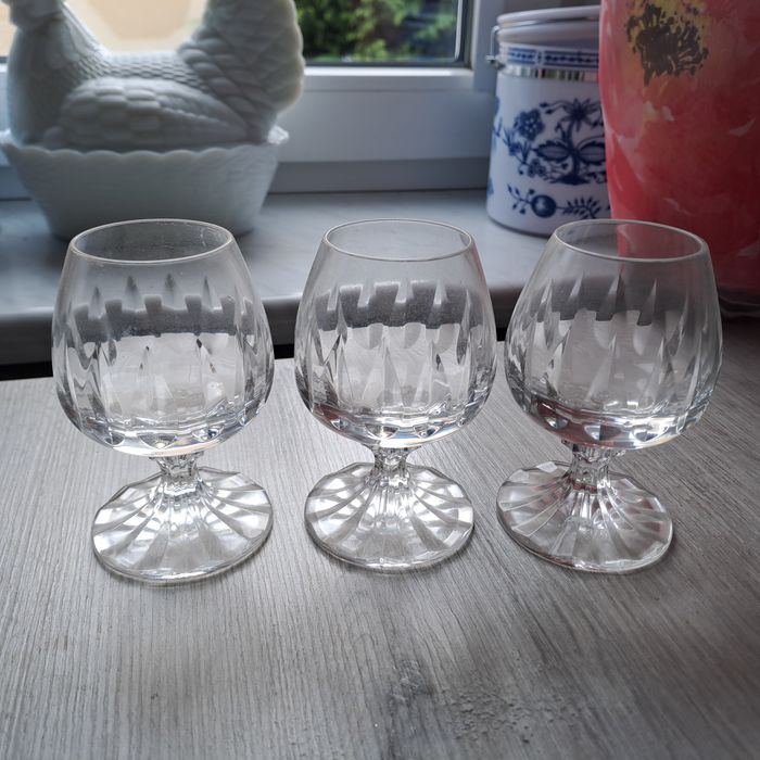 Kryształowe kieliszki do koniaku