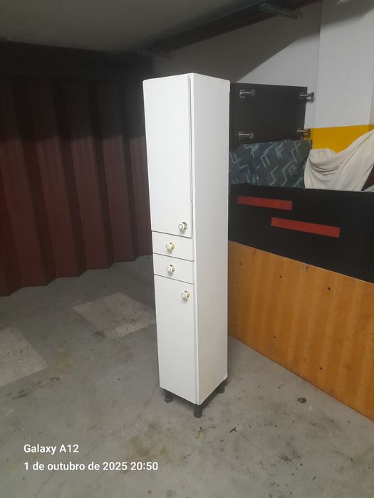 Movel alto e estreito portas e gavetas