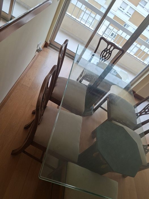 Vendo sala de jantar completa com pequenos sinais de uso
