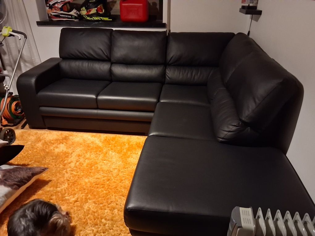 Sofa preto napa com uma imperfeiçao