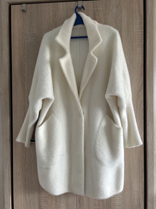 Biały płaszcz alpaka ślubny