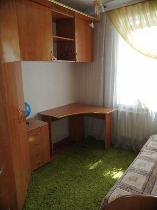 Стенка в детскую, стол, тумбочка