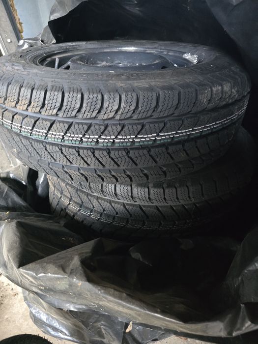 Zimowe Opony Uniroyal 205/70/15 C nówki z felgami VW T4