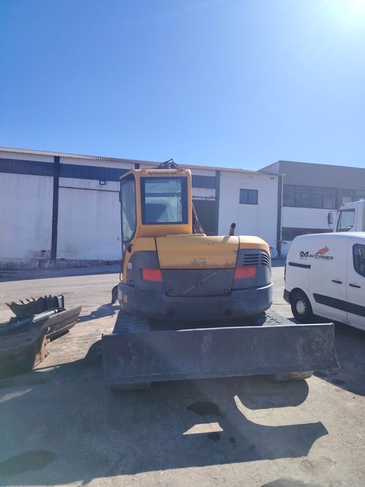 Volvo ECR 88 + pinça hidráulica