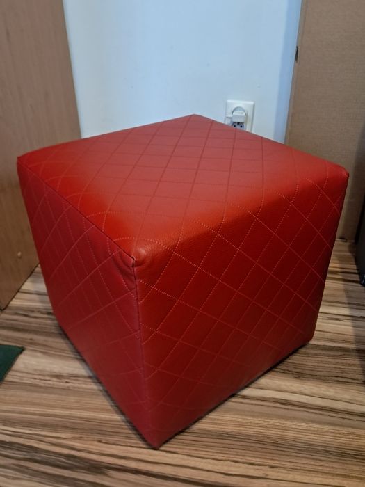 Pufa czerwona kostka