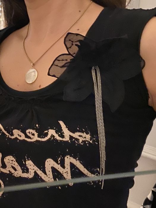 Blusa preta com pendente em flor