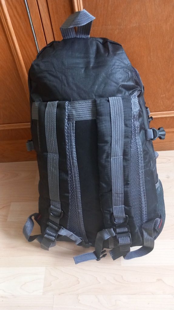 Plecak uniwersalny unisex zgrabny i pojemny 30 l. 50x30x20 cm Nowy