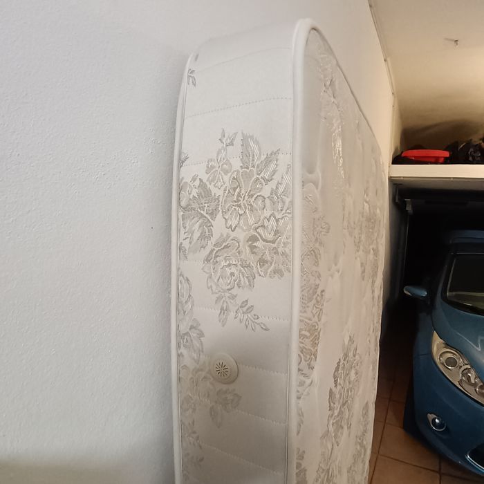 Colchão de cama individual.