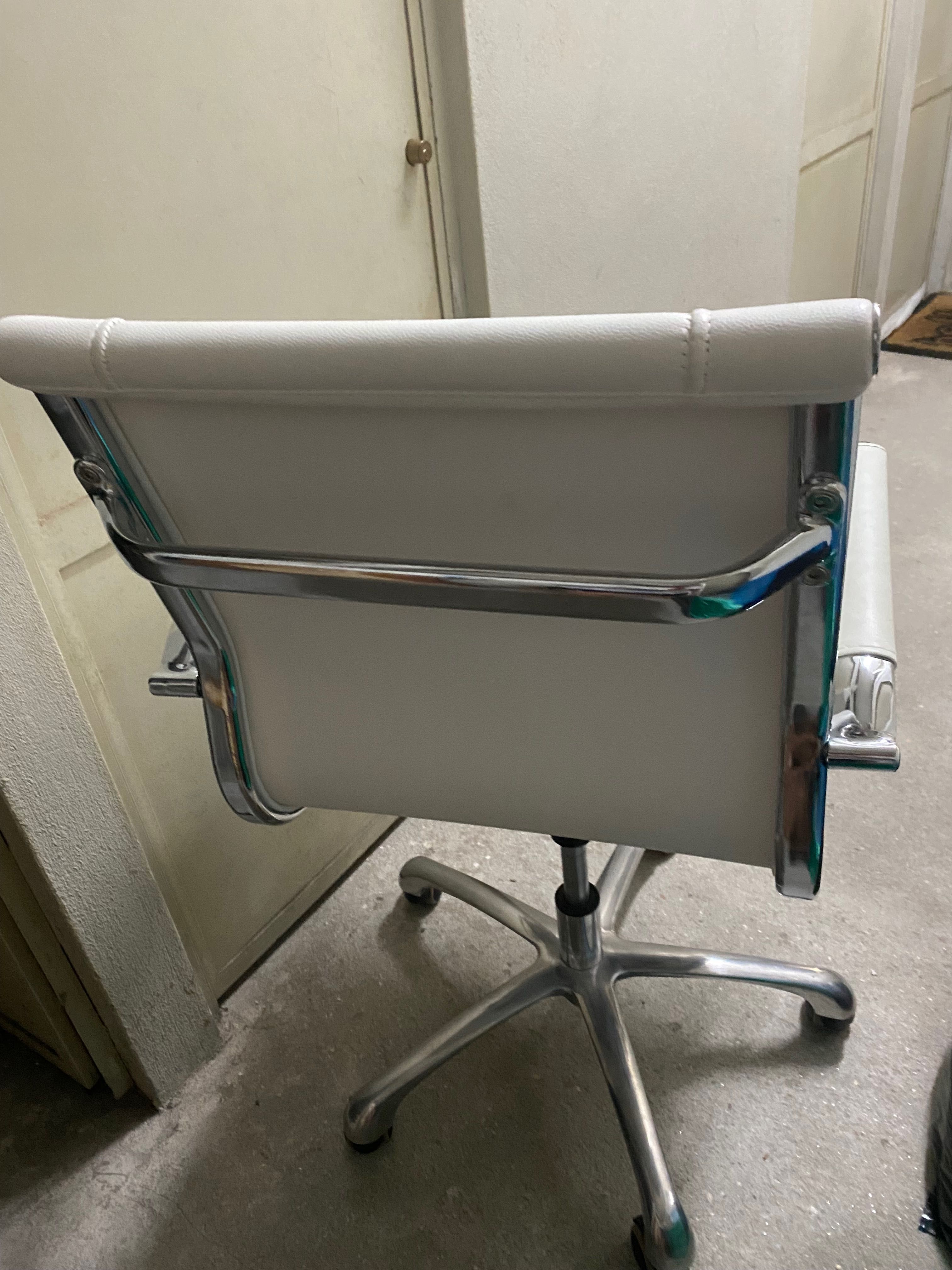 Cadeira de escritório de pele e inox