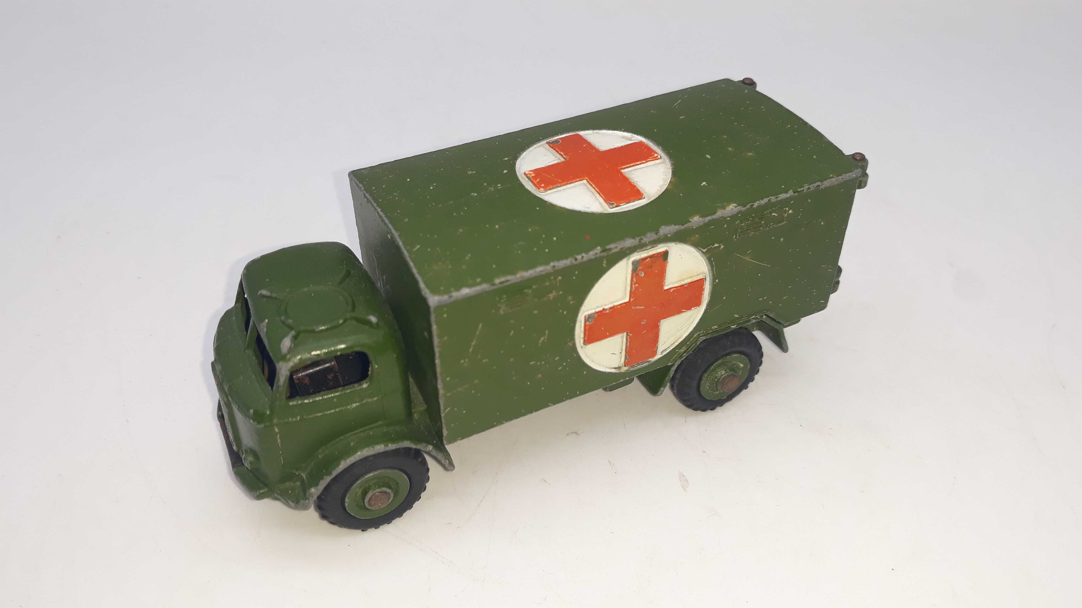 Brinquedo antigo ambulância Dinky Toys