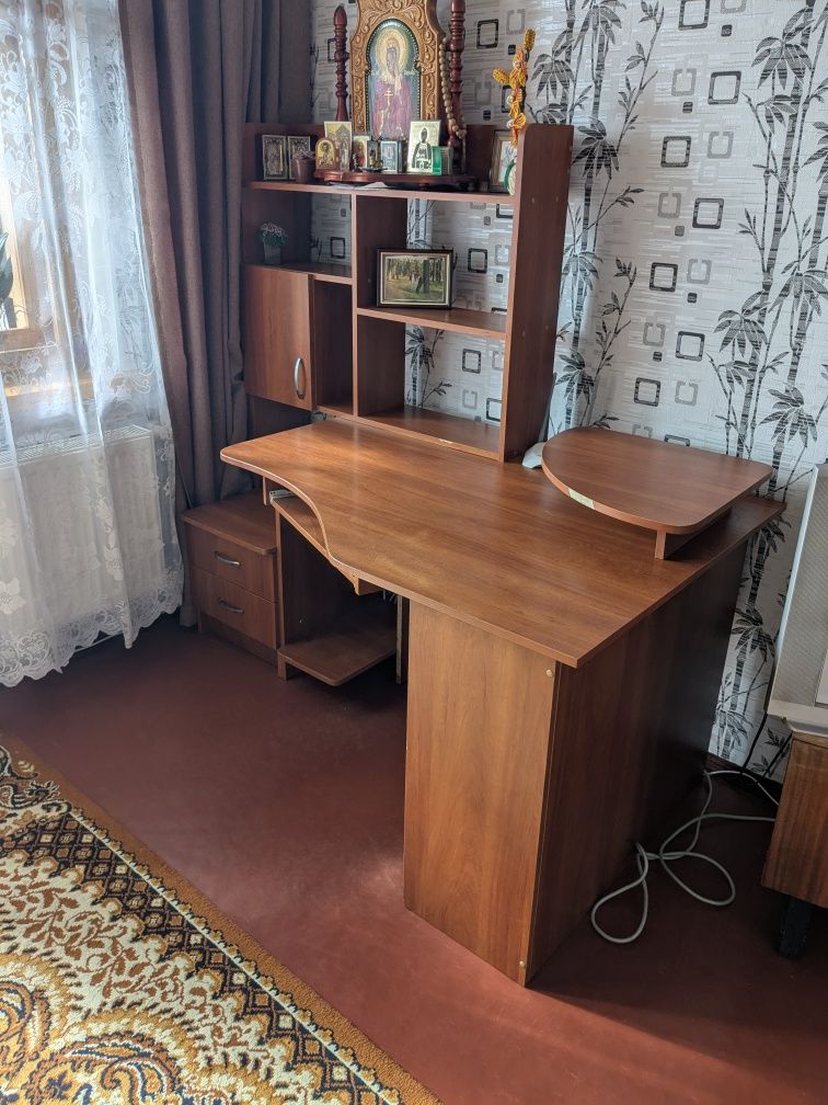 Стол комп'ютерний. Ціна 2000 грн