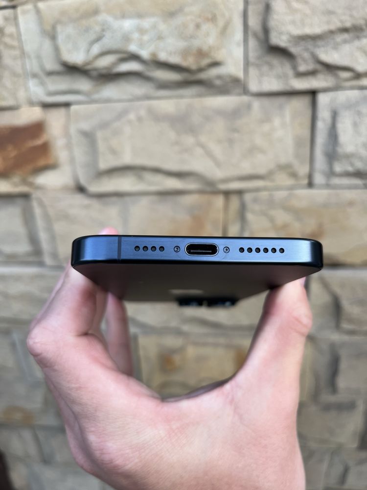 iPhone 15 Pro Max Blue Titanium заблокирован