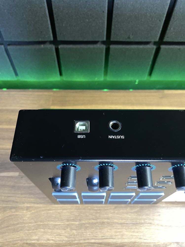 MIDI клавиатура Alesis V49