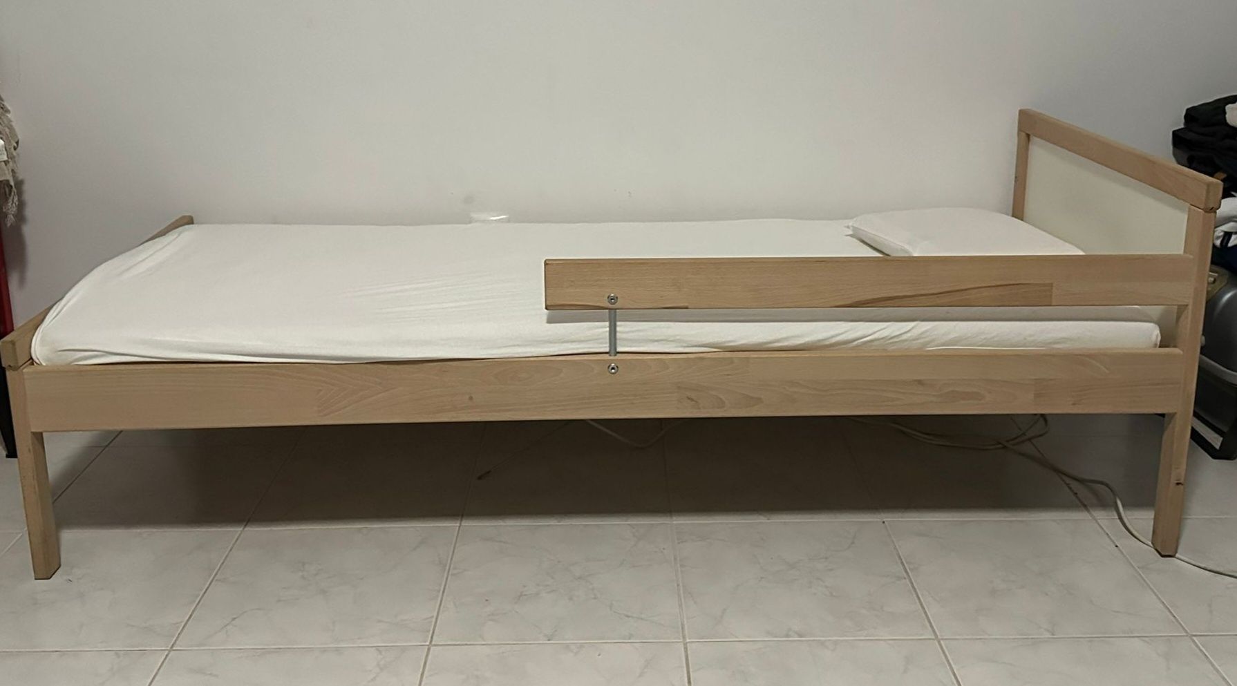 Cama de criança com colchão como nova