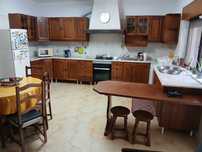 Cozinha em mogno com pedras
