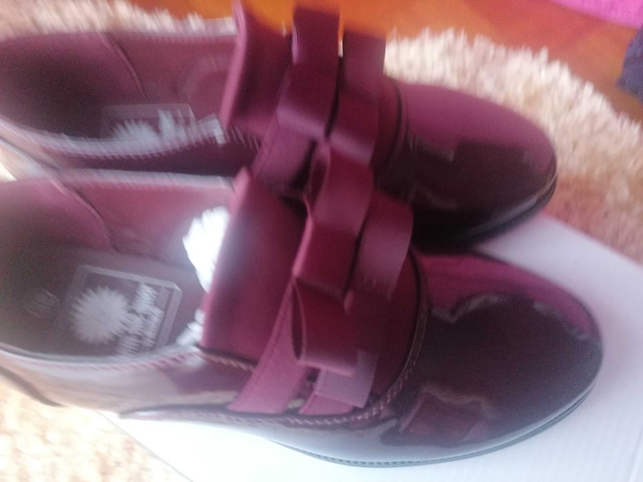 Sapatos brilhantes bordoux