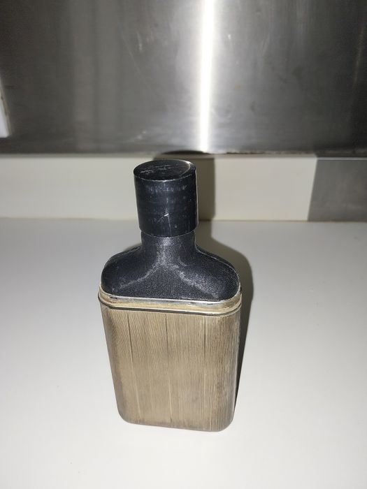 Frasco antigo de bebida em plástico e metal para levar para os picnics