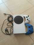 Xbox Series S com 2 comandos