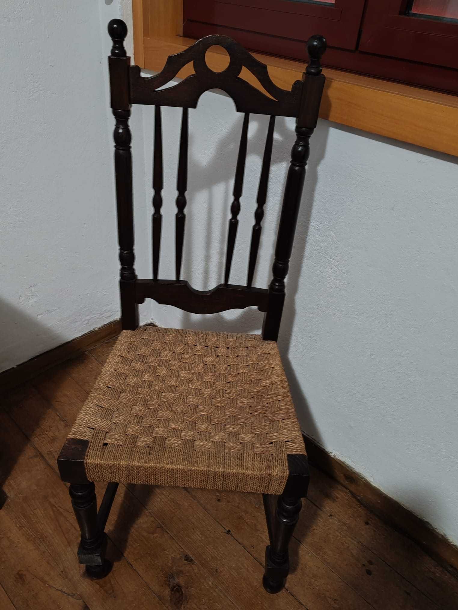 Cadeira em madeira com o assento em corda. Nova.