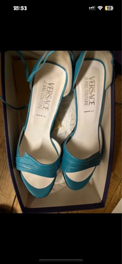 Sapatos Versace.