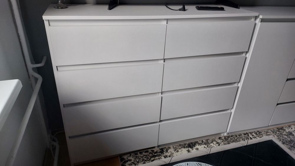 Szafka z szerokimi szufladami