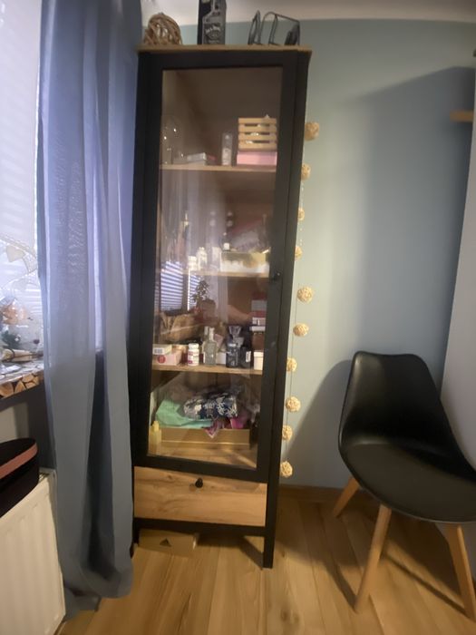 Witryna loft  z metalową ramą