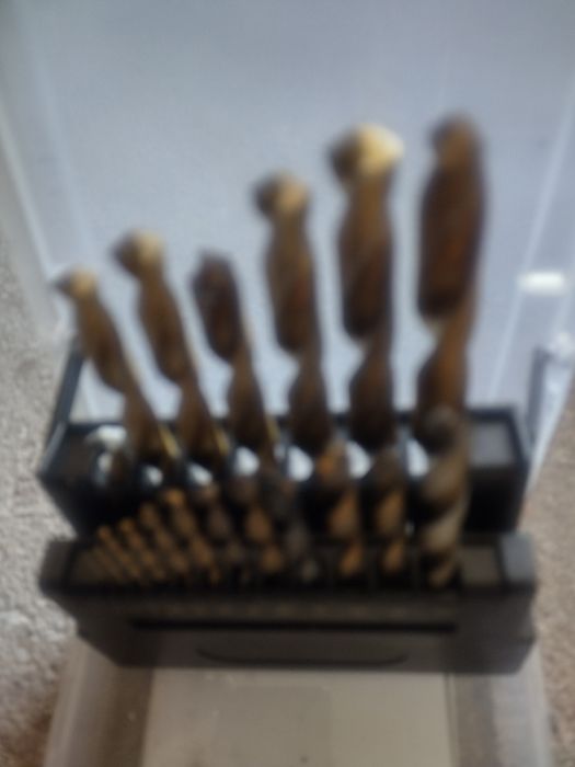 Wiertła w metalowym etui