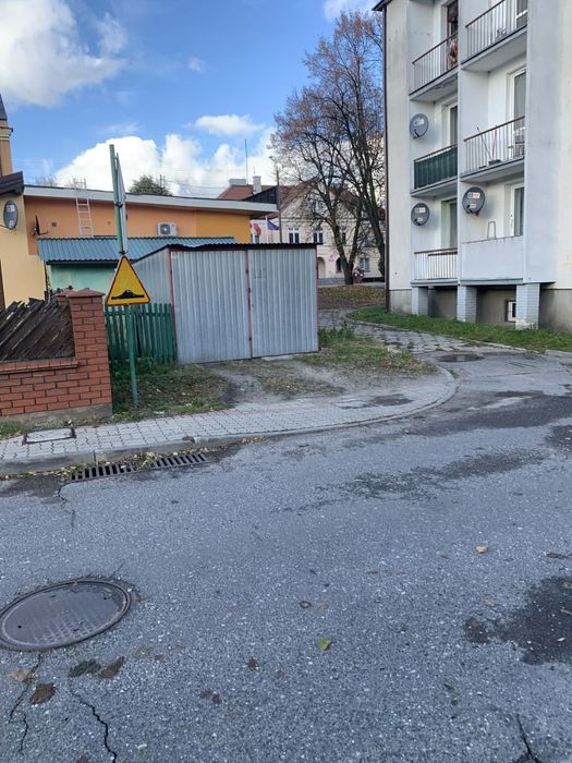 Grunt z garażem blasznaym z miejscem postojowym