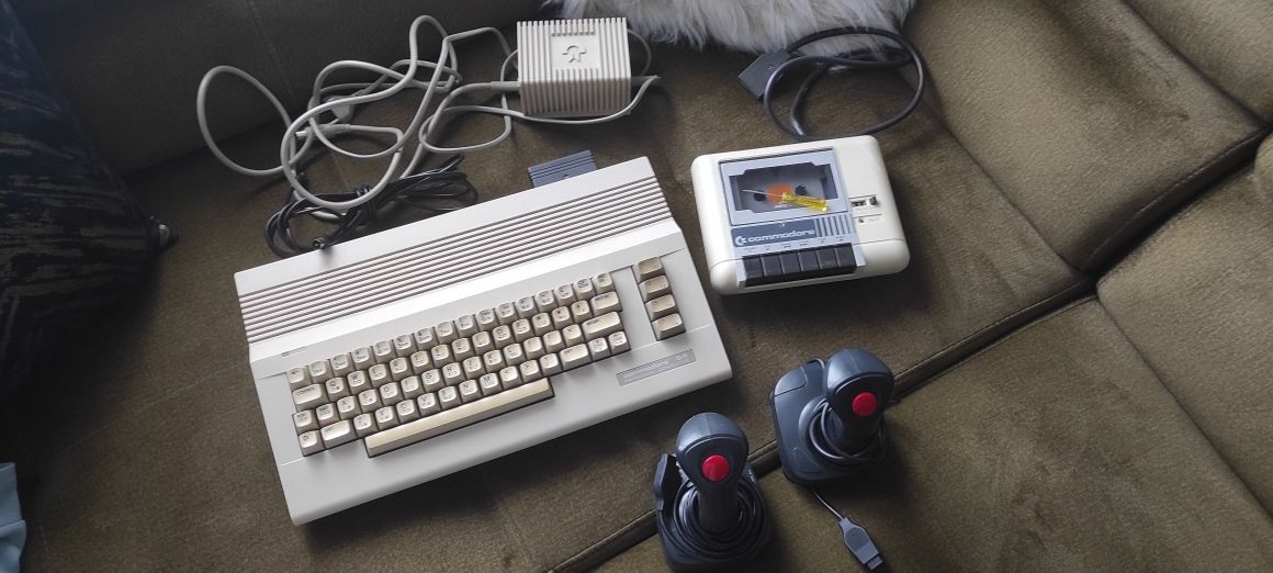 Konsola komputer Commadore C 64 C ZESTAW  vintage retro gry