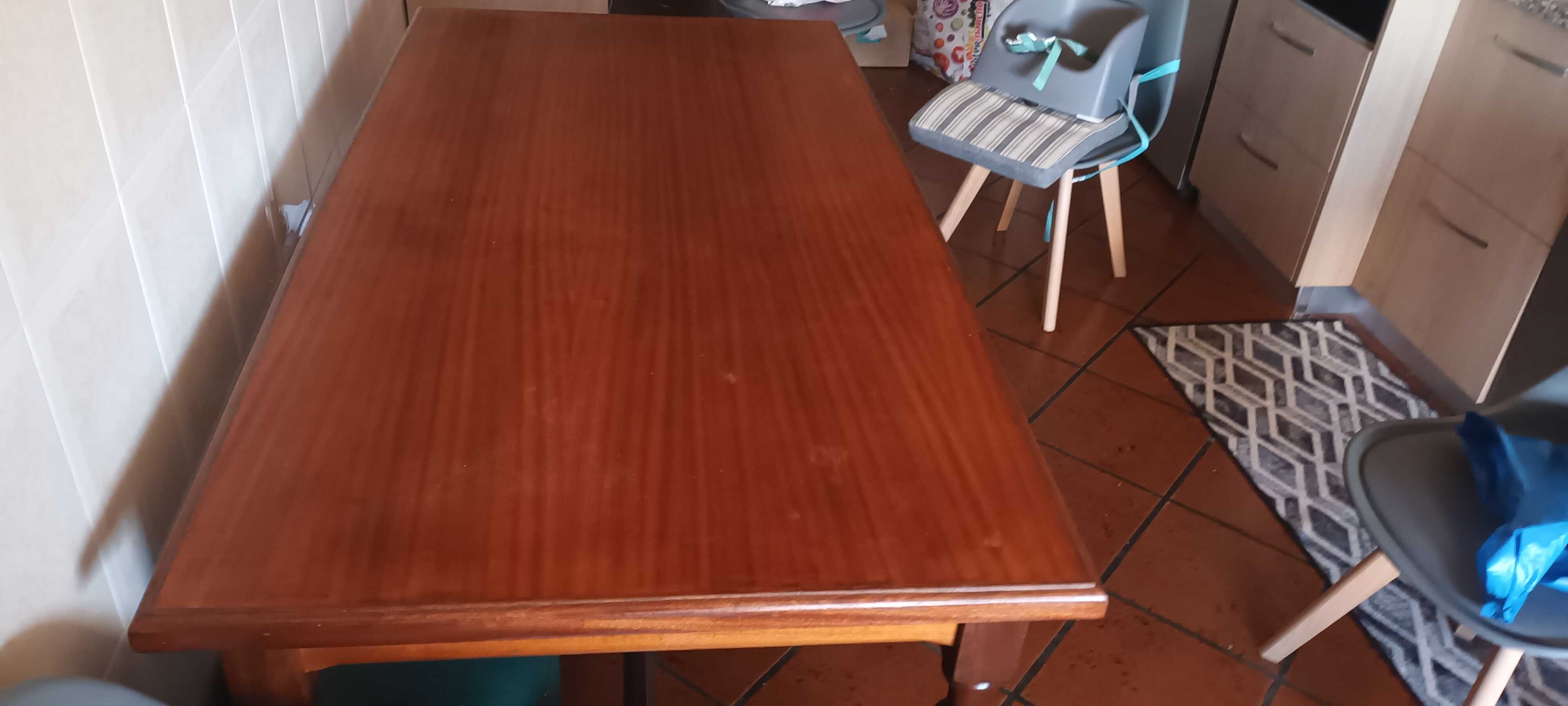 Mesa de cozinha em madeira.