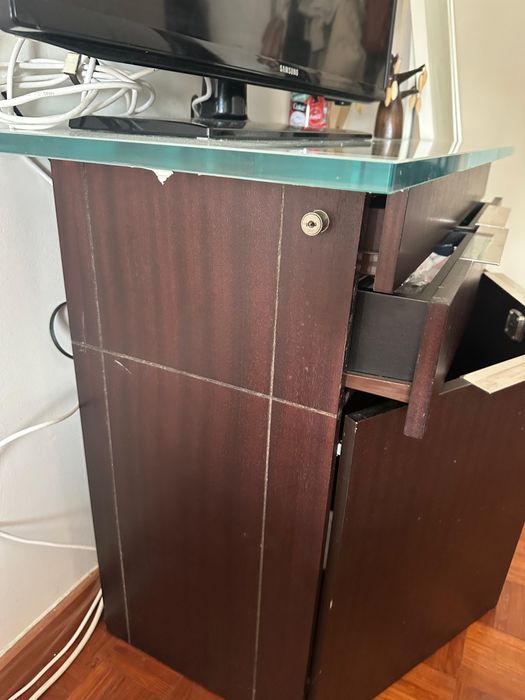 Cama de casal+mesa de cabeceira+aparador