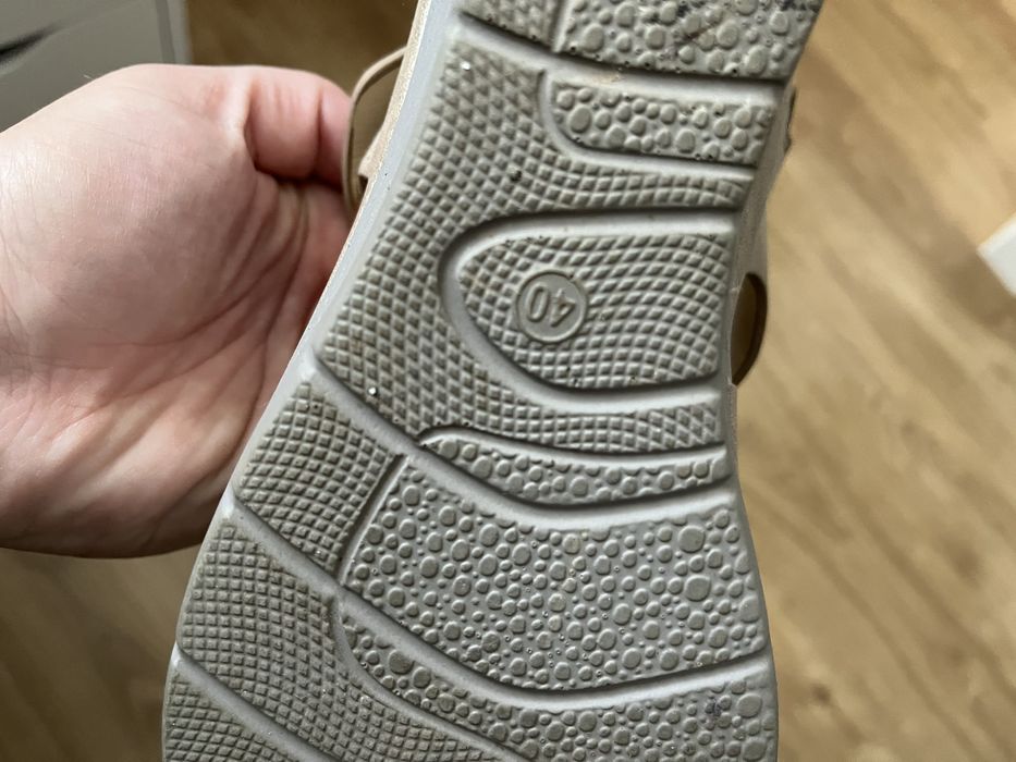 Sandálias em pele 40