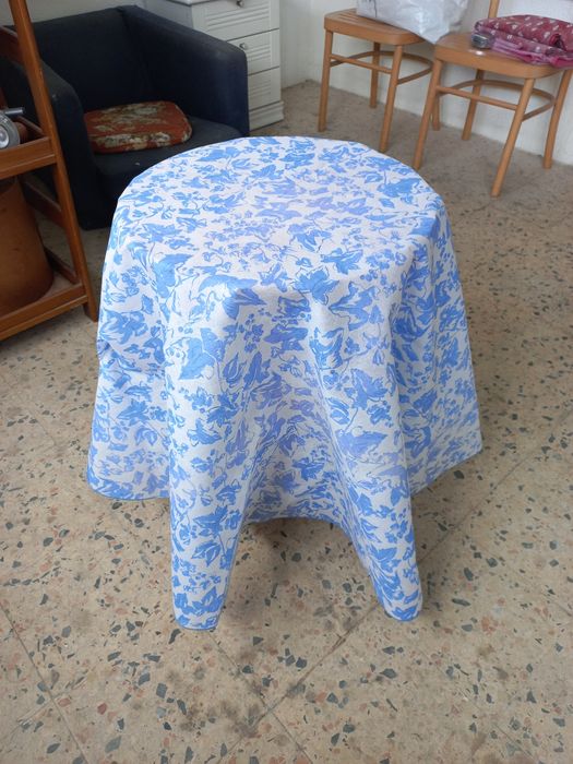 Toalha de mesa redonda azul e branca em poliamida